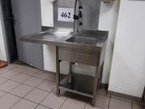 une cuisine avec un évier et un réfrigérateur