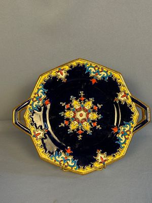 assiette jaune, bleue et noire ornée d'un motif floral