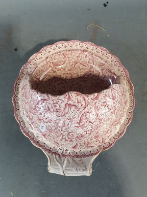 un bol rouge et blanc posé sur une table