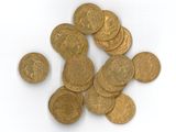 une pile de pièces d'or sur une surface blanche