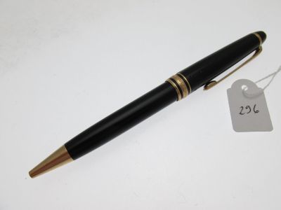 une image représentant un stylo avec une étiquette de prix accrochée dessus