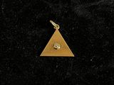 un pendentif en forme de triangle en or orné d'un diamant