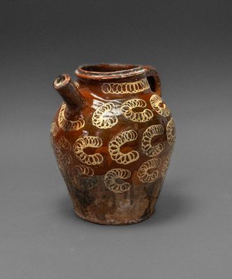l'image d'un vase brun posé sur une table