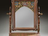 un miroir richement décoré repose sur un socle en bois