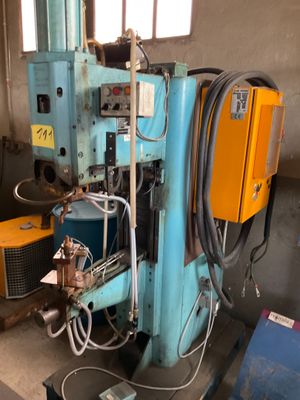une machine posée sur une table dans une pièce