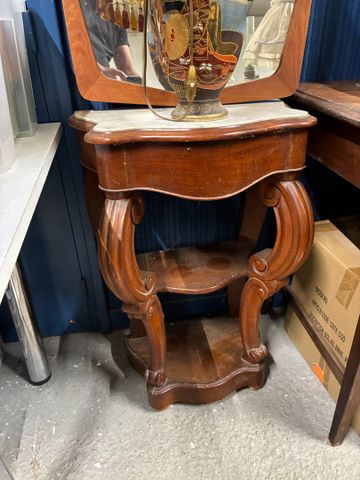 Petite console Louis-Philippe en acajou et placage d'acajou ouvra