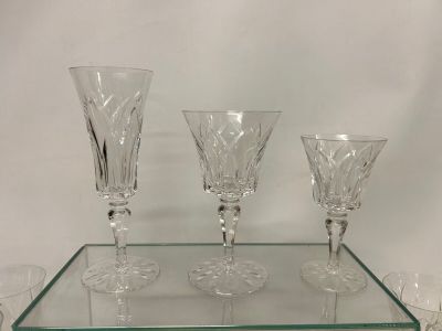 trois verres à vin transparents posés sur une étagère en verre