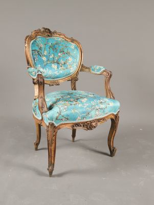 une image représentant une chaise dont l'assise est recouverte d'un tissu bleu