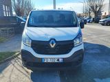 la camionnette blanche est garée sur le côté de la route