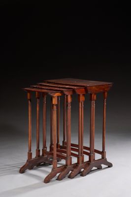 Suite de quatre tables gigognes en acajou massif, les platea…