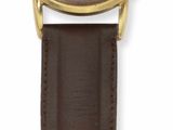 un gros plan d'une montre marron sur fond blanc