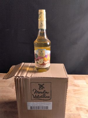 une bouteille d'alcool posée sur une boîte en carton
