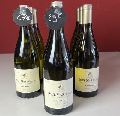 trois bouteilles de vin sont alignées sur un comptoir