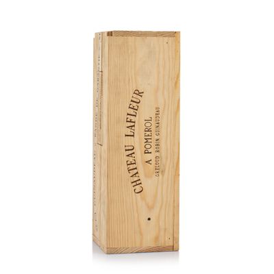 une boîte en bois contenant une bouteille de vin, posée sur une surface blanche
