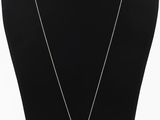 un torse de mannequin noir orné d'un collier argenté