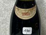 une bouteille de vin posée sur une table