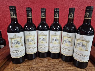 six bouteilles de vin rouge sont alignées sur un plateau en bois