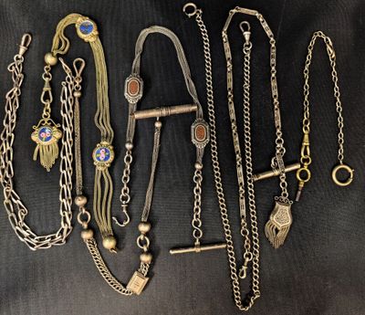 plusieurs types de colliers et de bracelets sur fond noir