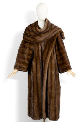 une photo d'un mannequin vêtu d'un manteau de fourrure marron