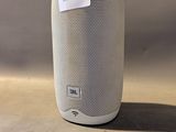 une image représentant une enceinte blanche posée sur une table