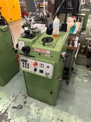 une machine posée à même le sol dans une usine