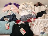 un tas de vêtements posés sur une table