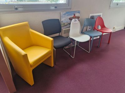 quatre chaises dans une salle d'attente où est accroché un tableau au mur