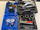 une boîte à outils bleue contenant des outils, avec un homme debout à côté