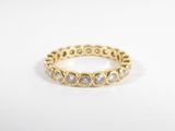 une bague en or jaune sertie de diamants blancs sur fond blanc