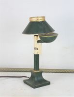 LAMPE A QUINQUET en tôle laquée vert et beige, l'abat-jour p…