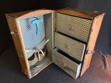 une valise ouverte contenant une paire de chaussures