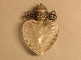 une photo d'un pendentif en forme de cœur surmonté d'une couronne