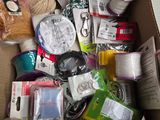 une boîte en carton remplie de matériel de couture en tout genre