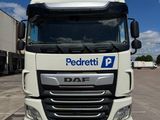 la photo d'un camion blanc garé sur un parking