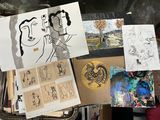 une valise remplie de dessins et de photos posée sur la table