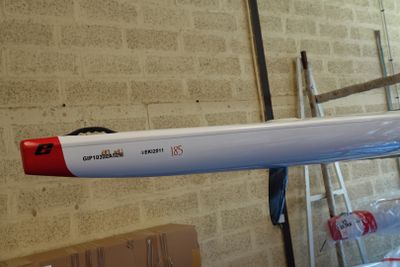 une image représentant la maquette d'un bateau dans un bâtiment