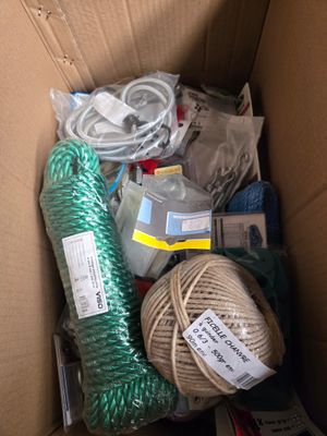 une boîte remplie d'objets divers qui s'y trouvent