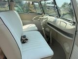 un siège à l'arrière d'une camionnette dont la porte est ouverte