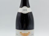 la bouteille de vin est posée sur une surface blanche