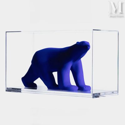 un ours bleu dans une vitrine, sur fond blanc