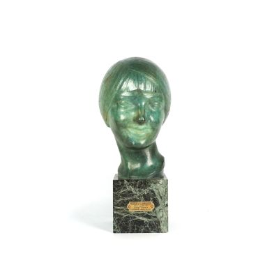 sculpture représentant la tête d'un garçon, posée sur un socle en marbre