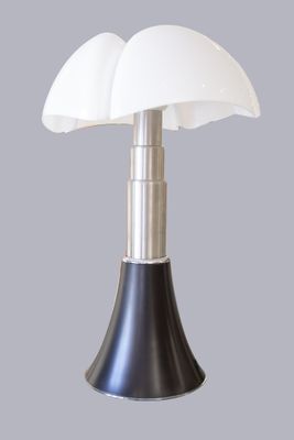 une image d'une lampe de table avec un abat-jour blanc