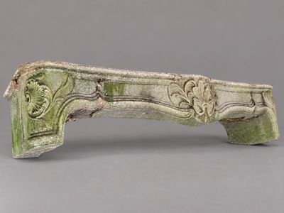 une photo d'un banc en pierre orné de sculptures