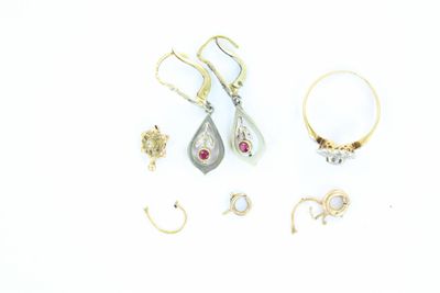 de nombreux bijoux disposés sur une surface blanche