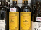 des bouteilles de vin sont alignées sur une étagère dans un magasin