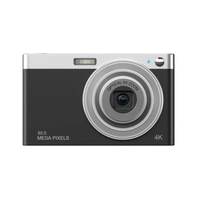 une image représentant un appareil photo numérique noir et argenté sur fond blanc