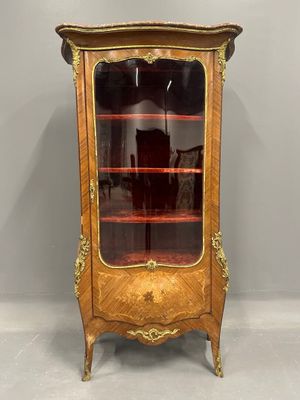 VITRINE de forme galbée en placage de bois de rose dans des … - Photo 1