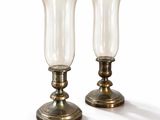 deux vases en verre empilés l'un sur l'autre