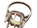 bague en argent ornée de pierres rouges sur fond blanc