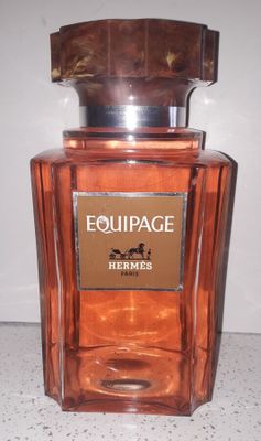 une photo d'un flacon de parfum posé sur un comptoir